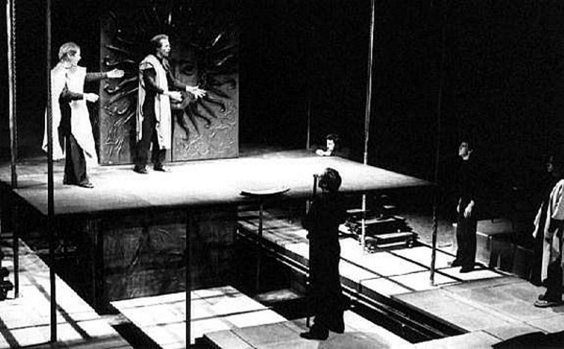 Oedipus Rex (setting & costumes)